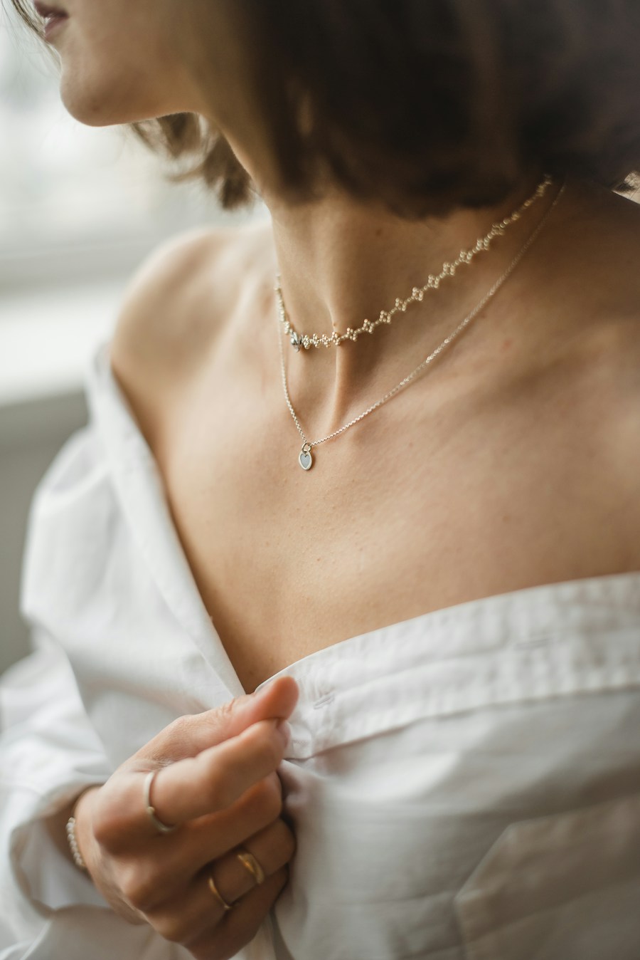 Detalle editorial de joyería delicada