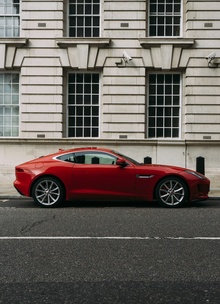 Automóvil rojo frente a arquitectura clásica